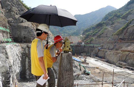 技術人員在進行大壩首級控制網(wǎng)復核 技術人員在進行大壩首級控制網(wǎng)復核