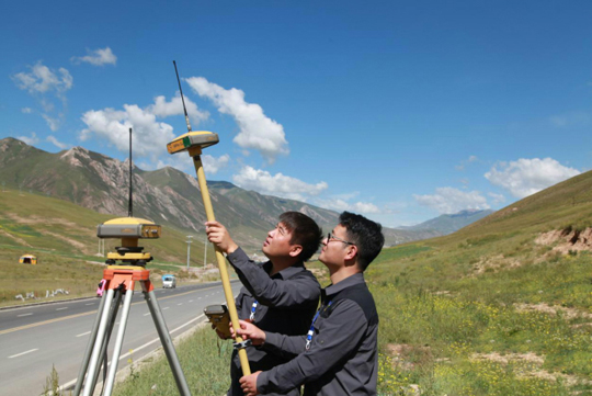 技術人員在玉樹賽義那園區(qū)使用GPS測量儀進行測繪 技術人員在玉樹賽義那園區(qū)使用GPS測量儀進行測繪